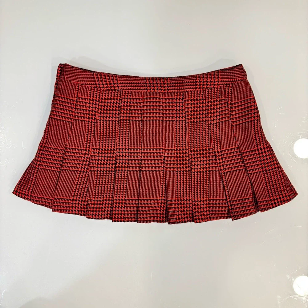 🔥3 for $21- H&M Red Plaid Mini Skirt with Side Buttons - Picture 5 of 7